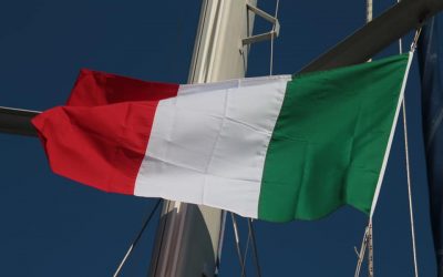 Eine italienische Fahne im Mast der Yavas Yavas